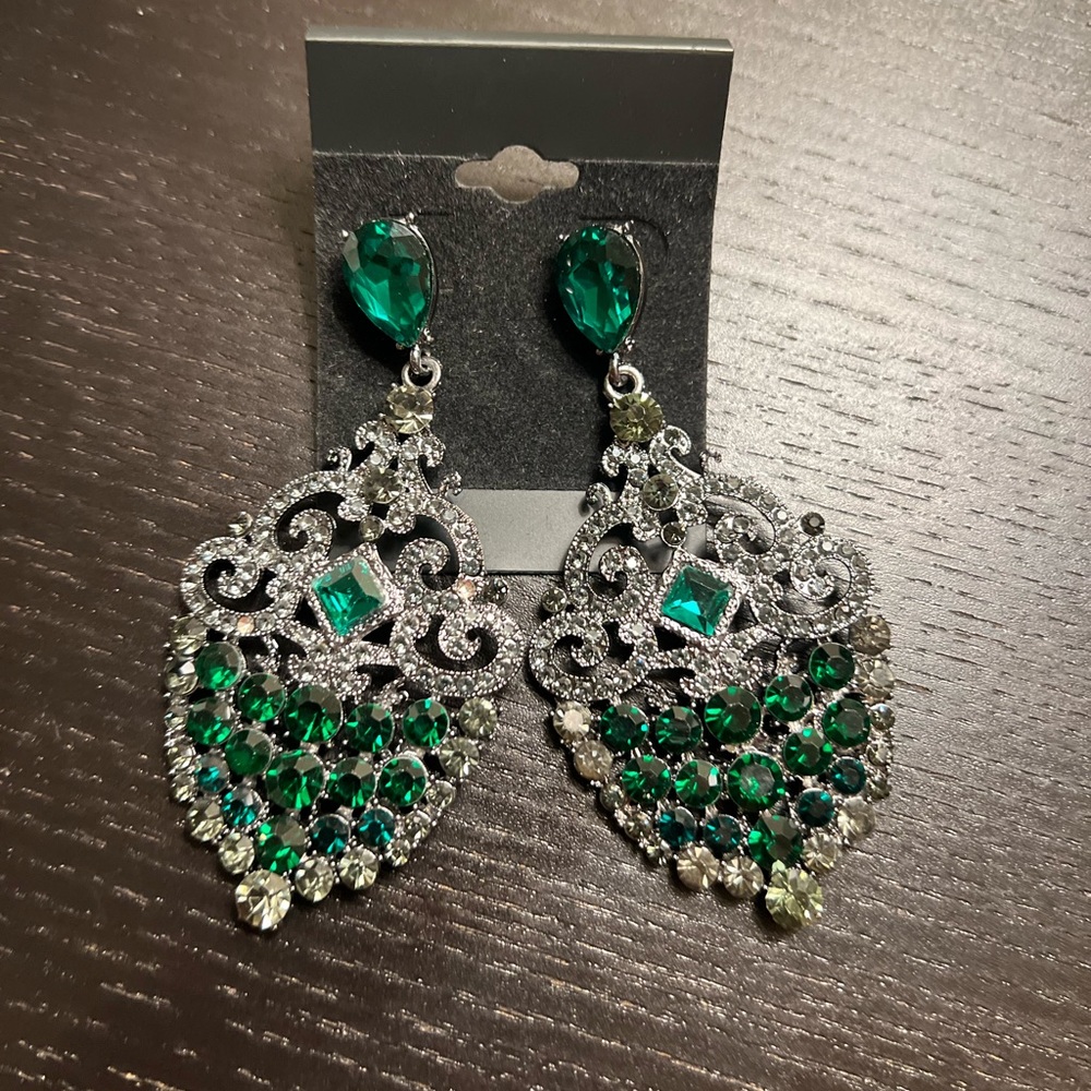 Luxury elegant emerald earrings